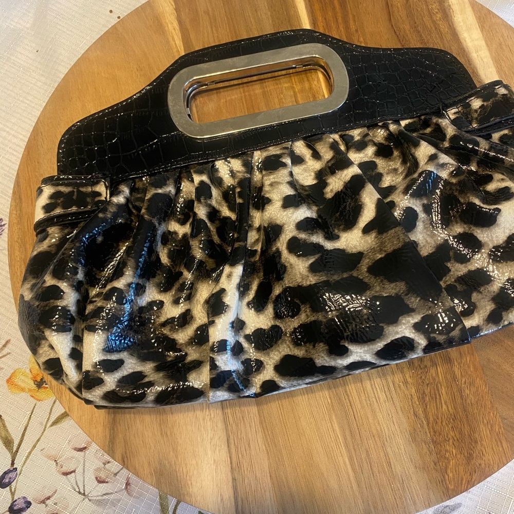 Timeless Black Leather Wristlet with Sleek Finish - Picture 2 of 2